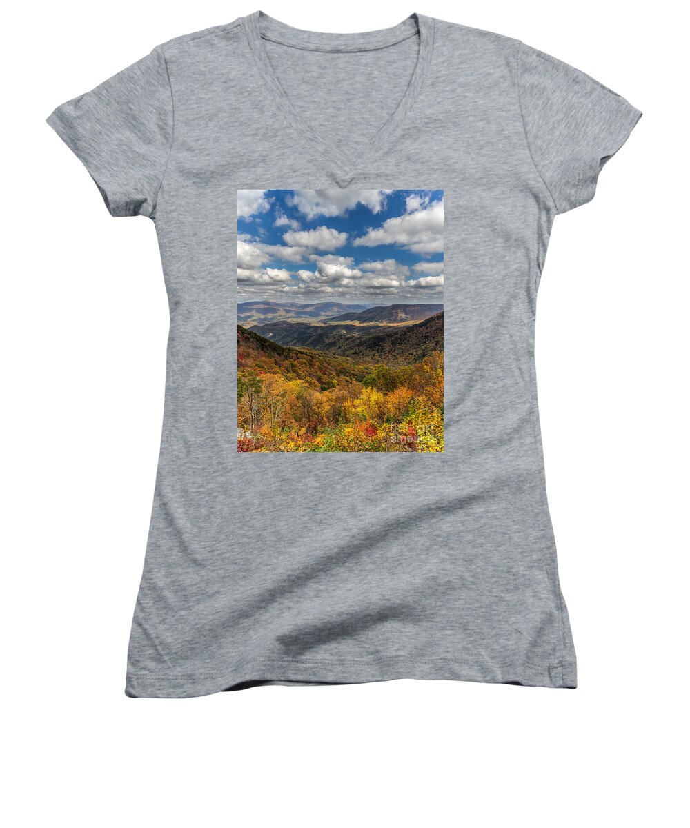 Fort-mountain Women's V-Neck featuring the photograph Fort Mountain by Bernd Laeschke