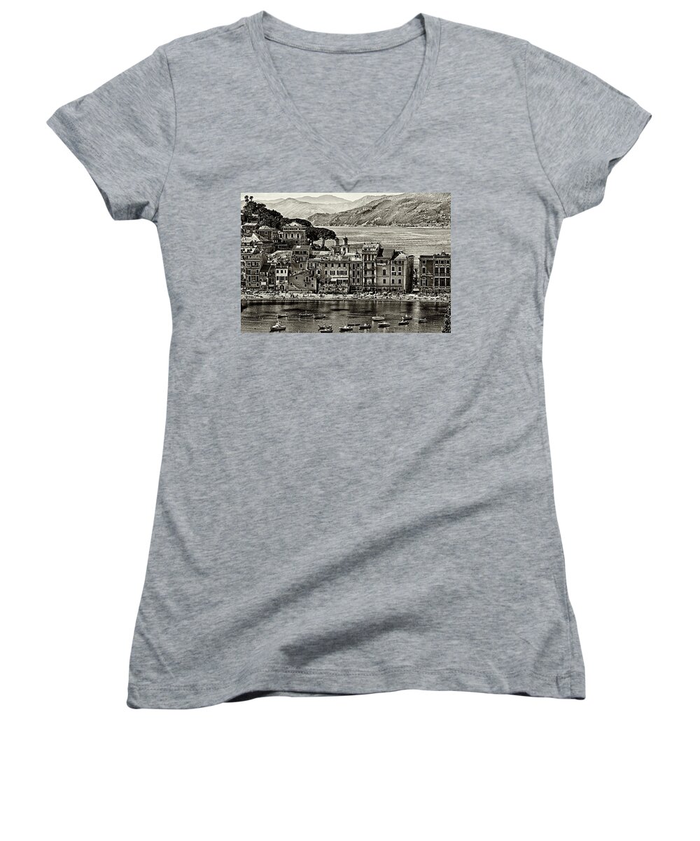 B&w Women's V-Neck featuring the photograph Grunge seascape by Roberto Pagani