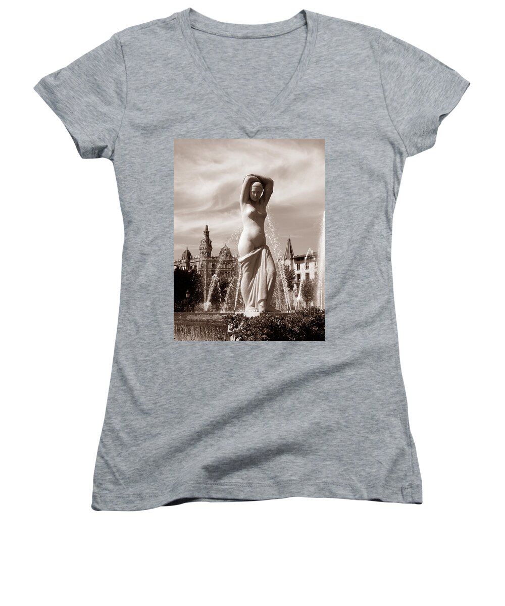 Barcelona Women's V-Neck featuring the photograph Plaza Cataluna by Michael Kirk