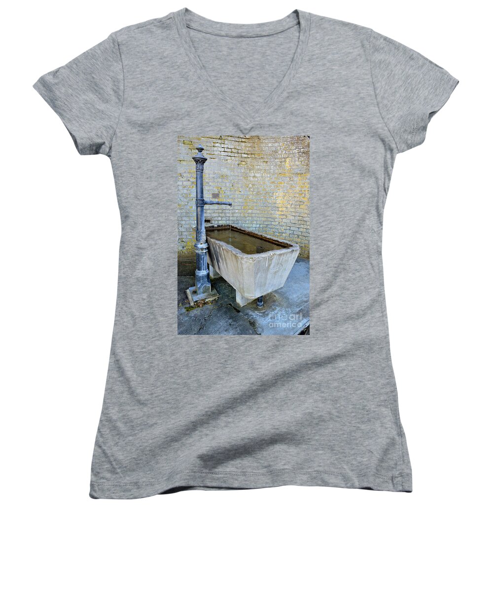 Wet Women's V-Neck featuring the photograph Vintage fountain by Felicia Tica