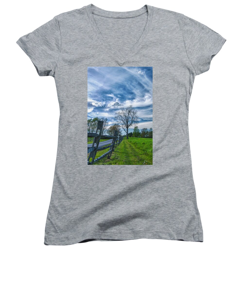 Guy Whiteley Photography Women's V-Neck featuring the photograph Knox Farm 13864c by Guy Whiteley