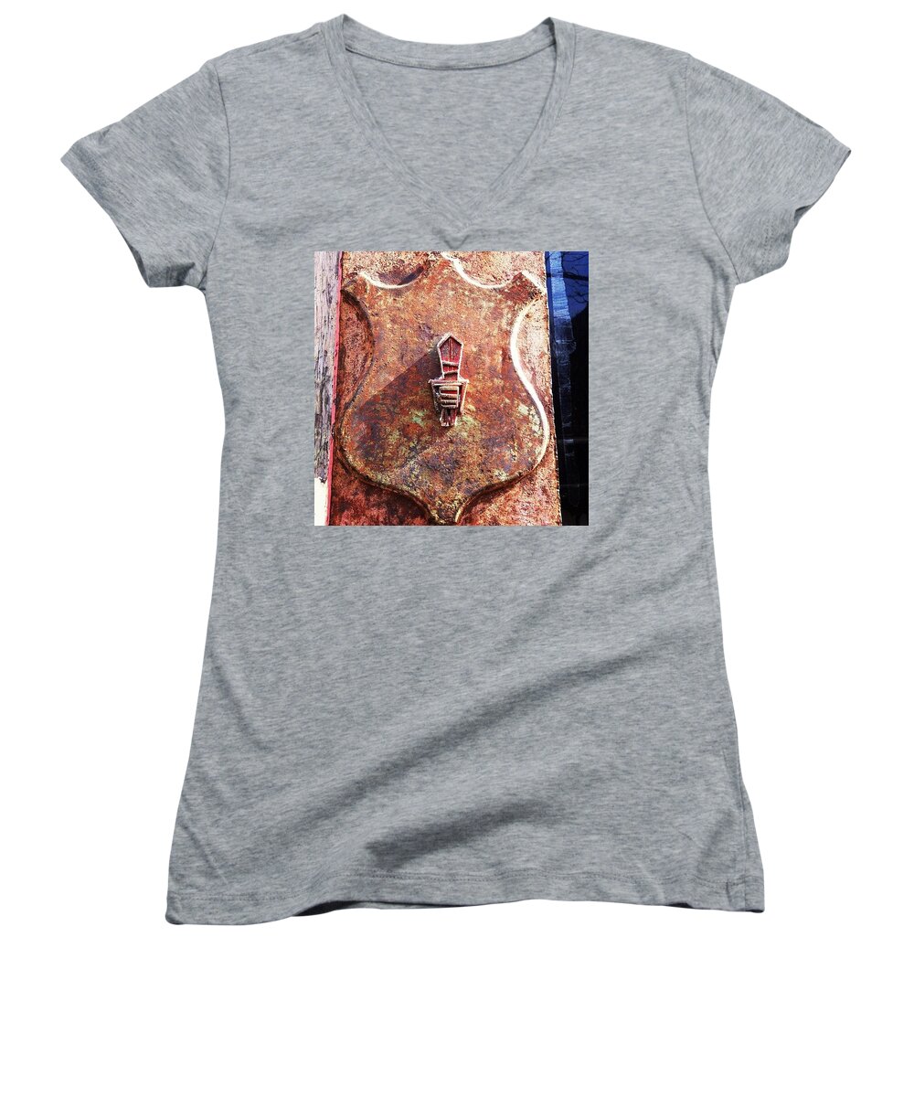 Olde Women's V-Neck featuring the photograph Little Guy. Philadelphia by Katie Cupcakes