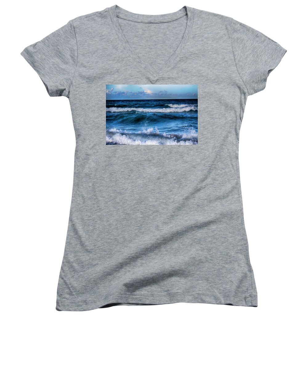 Ocean Waves Women's V-Neck featuring the photograph Ocean Waves 03 by Carlos Diaz