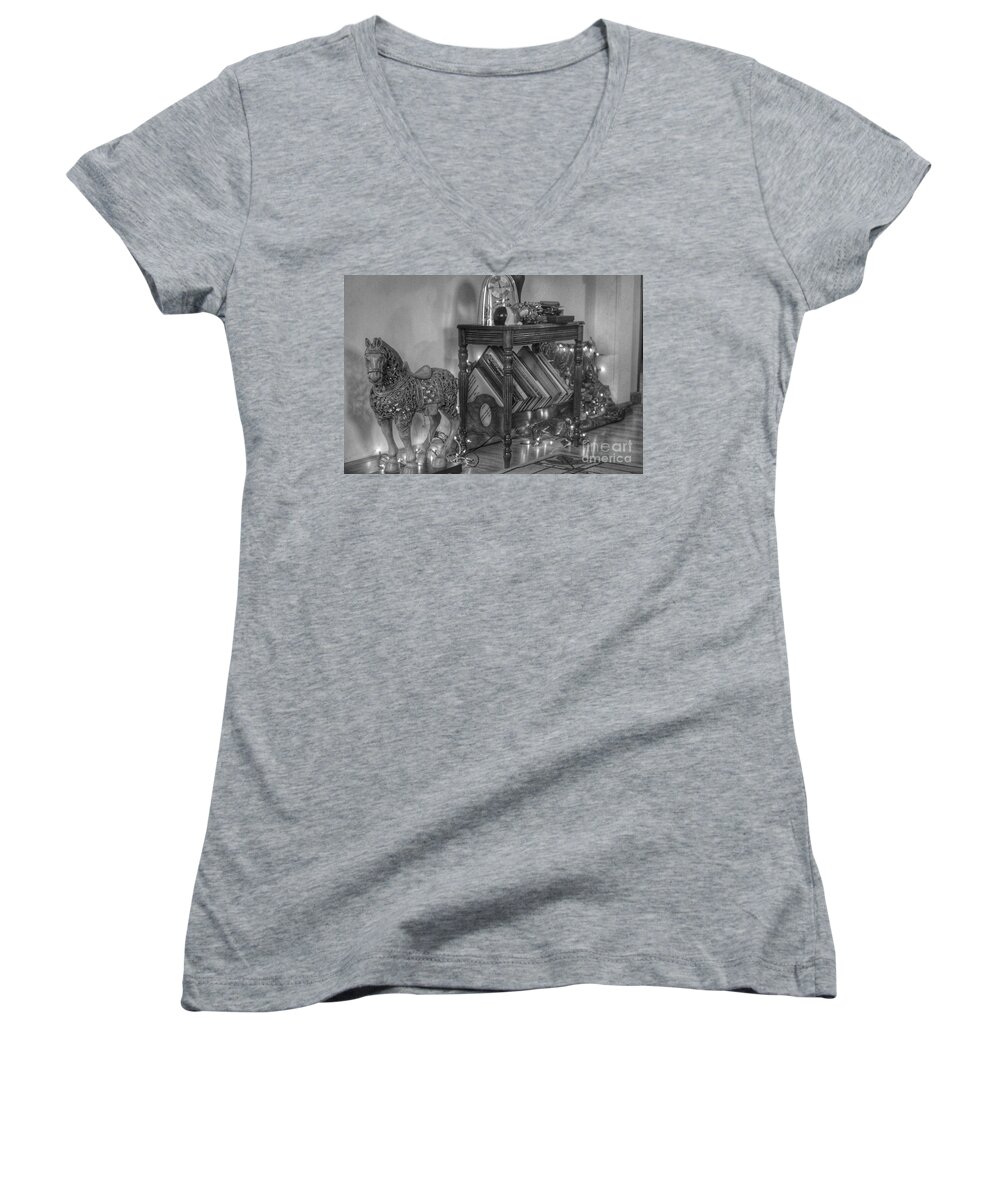 Hdr Women's V-Neck featuring the photograph Christmas Horse by Christopher Lotito