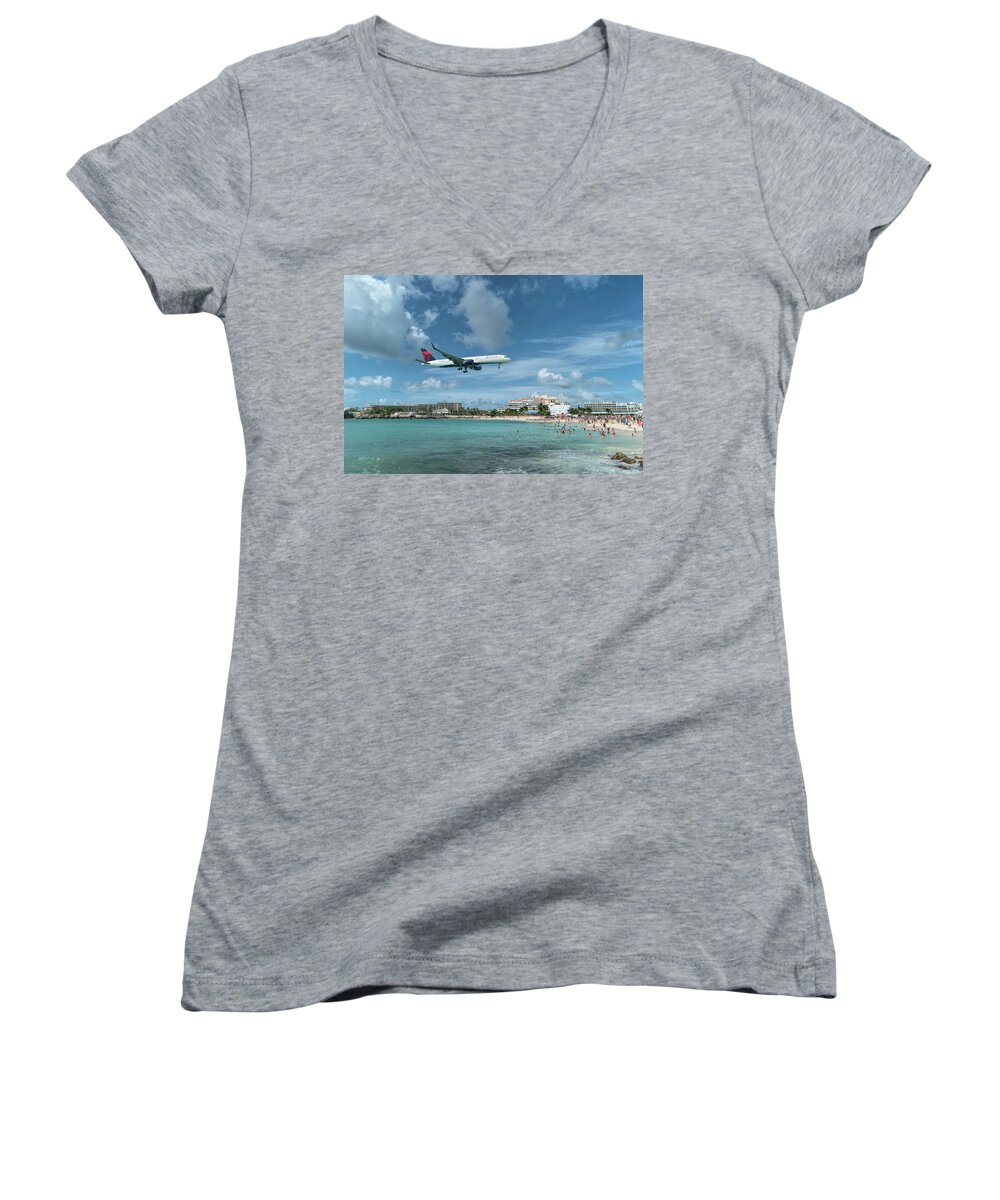 Delta Air Lines Women's V-Neck featuring the photograph Delta 757 landing at St. Maarten by David Gleeson