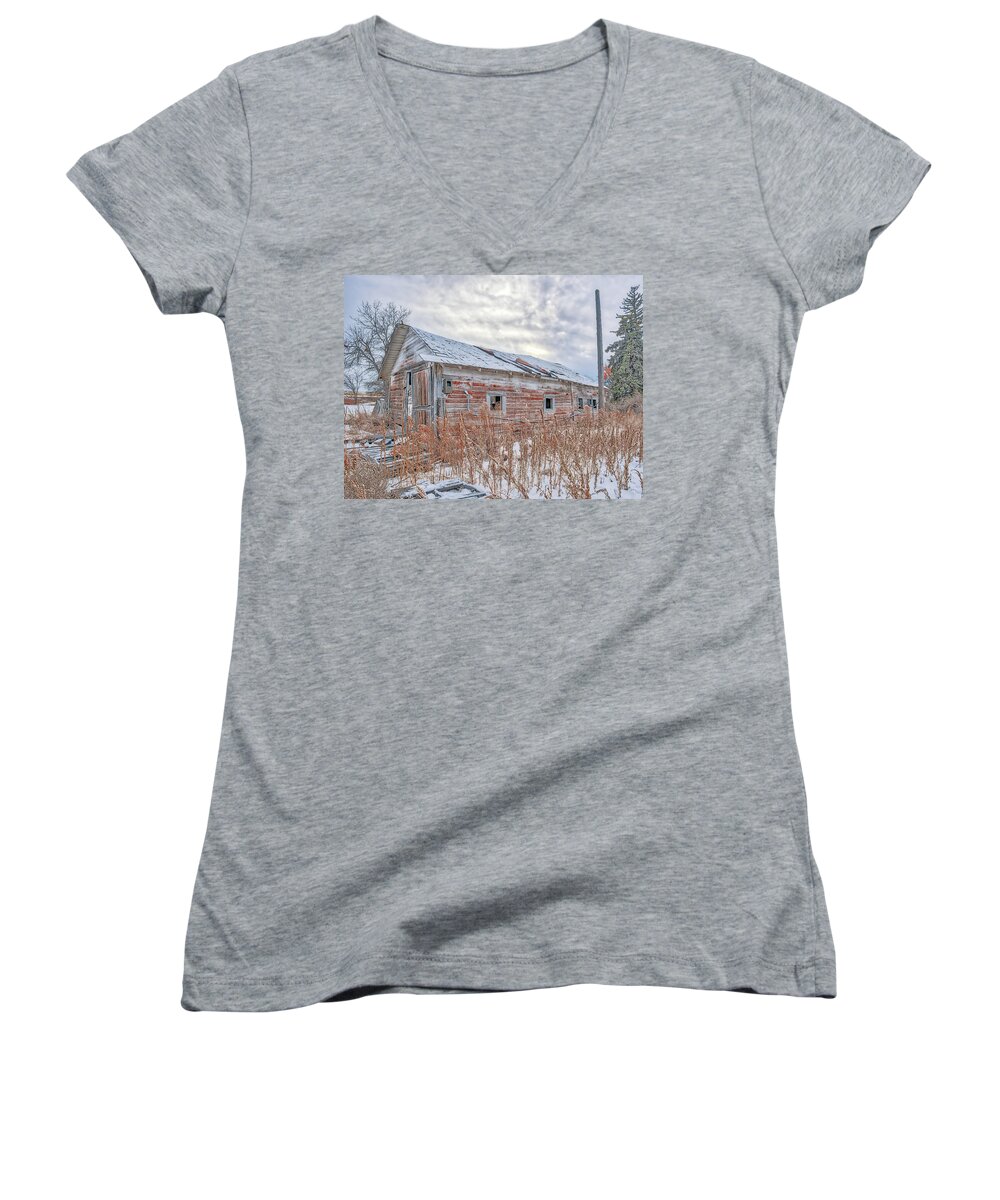 Barn Women's V-Neck featuring the photograph Forgotten Barn by Jennifer Grossnickle