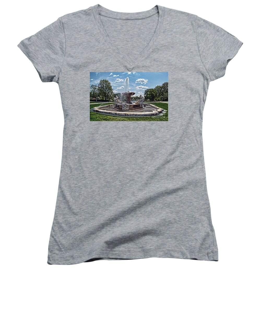 Fountain Women's V-Neck featuring the photograph Fountain - Cleveland Museum of Art by Mark Madere