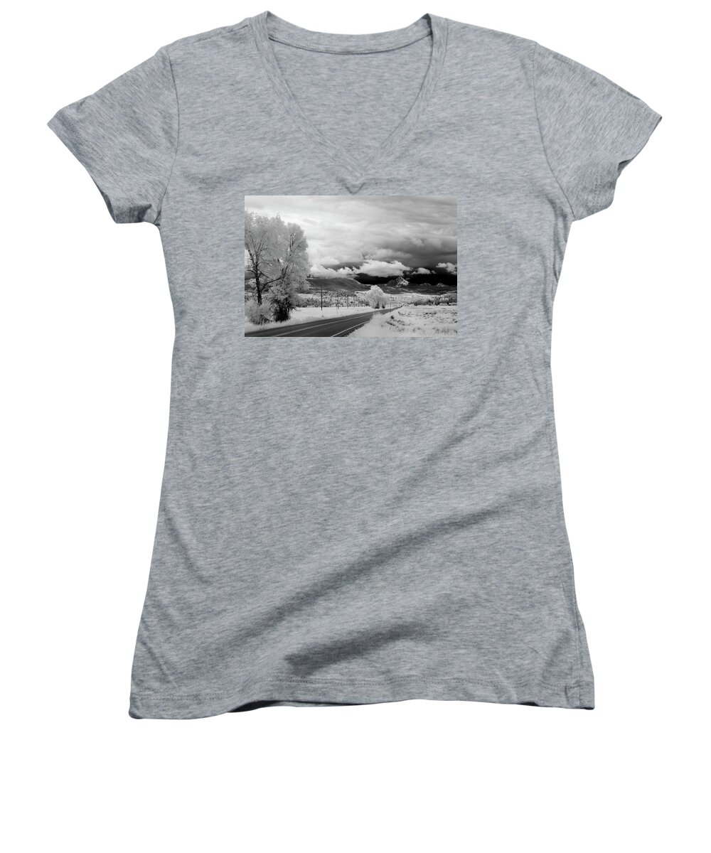 Ir Women's V-Neck featuring the photograph Invisible Drive by Brian Duram