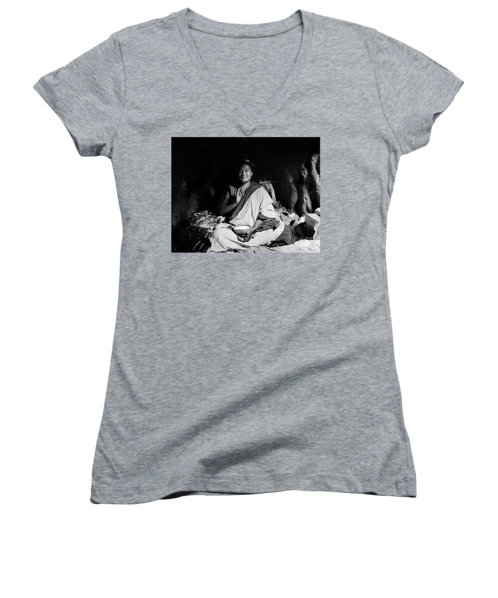 Craig Lovell Women's V-Neck featuring the photograph Lundup by Craig Lovell