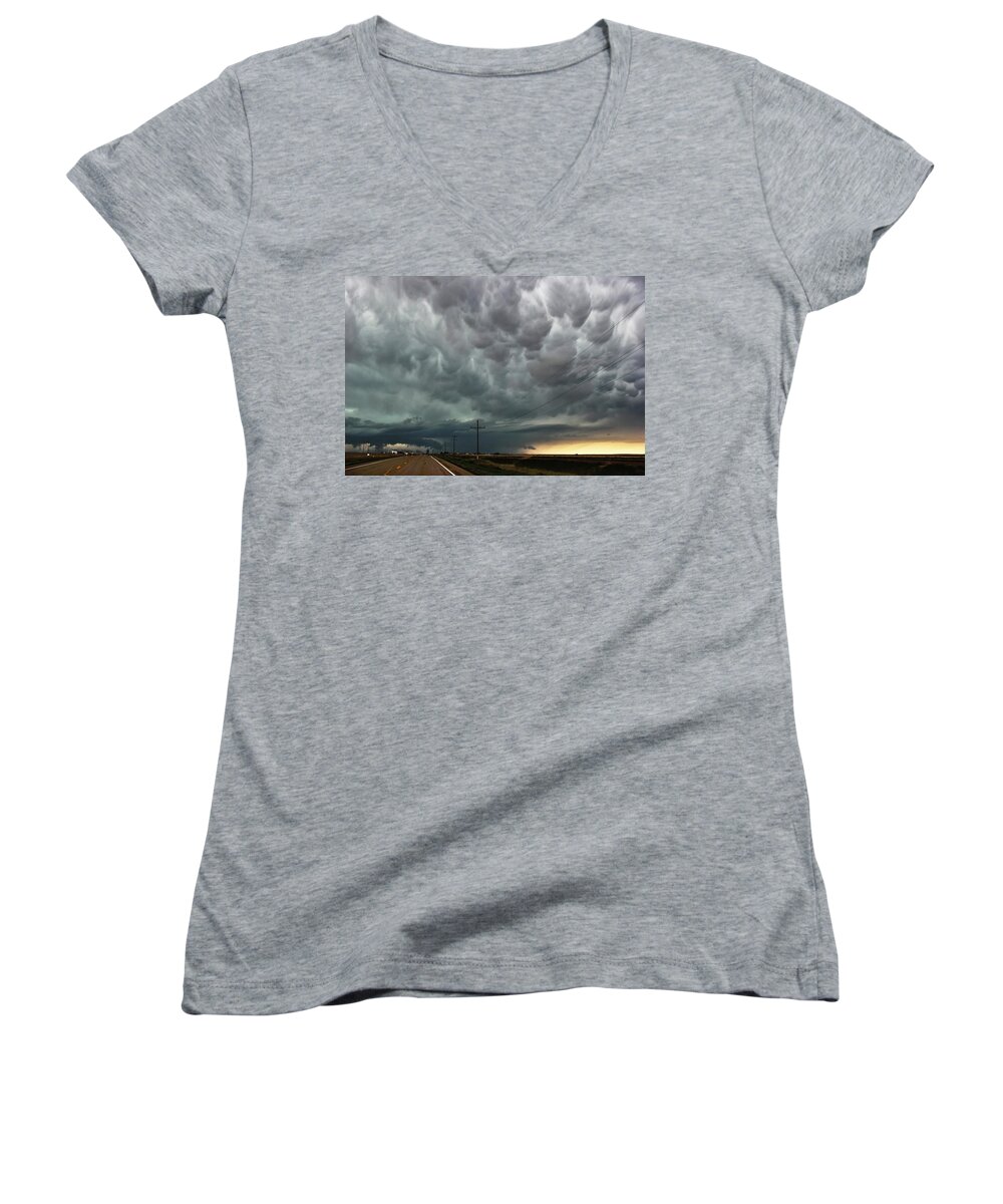 Mammatus Women's V-Neck featuring the photograph Mammatus over Montata by Ryan Crouse