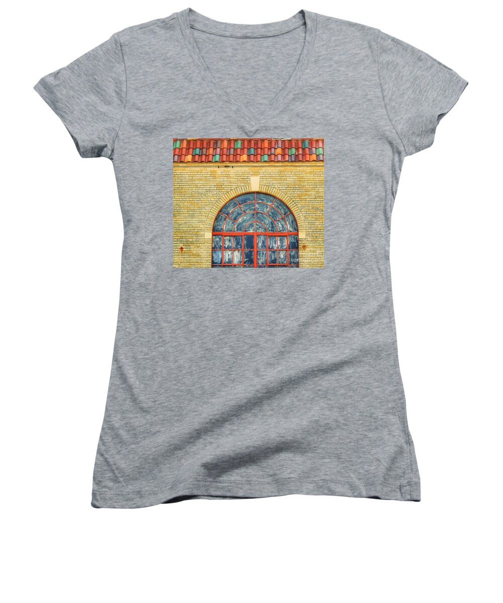 Fort Worth Women's V-Neck featuring the photograph Public Market by Toma Caul