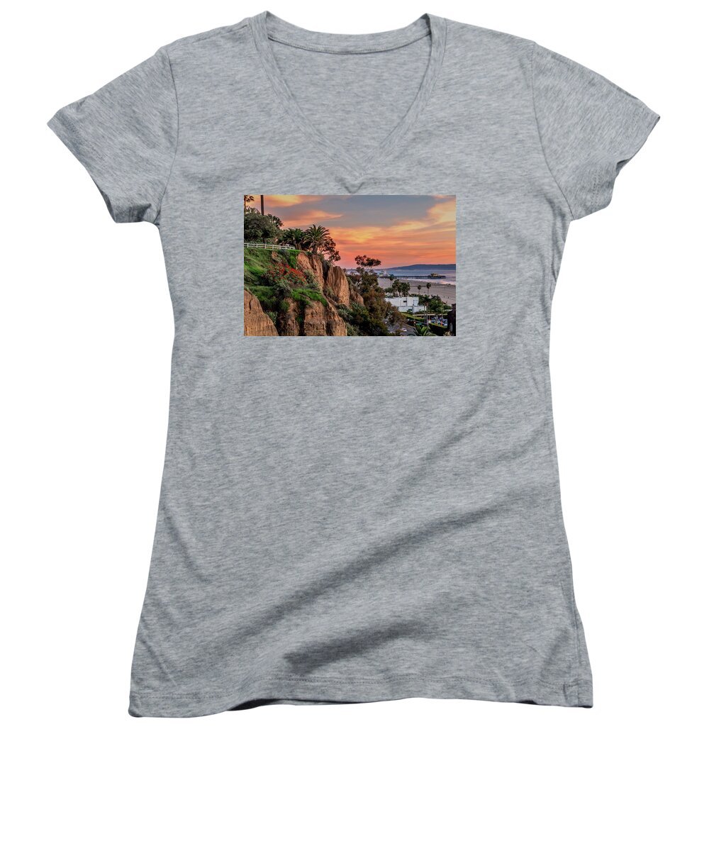 Palisades Park Women's V-Neck featuring the photograph A Nice Evening In The Park by Gene Parks