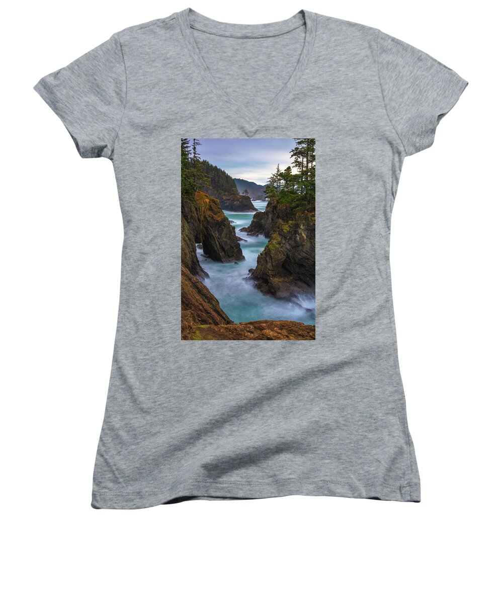 Oregon Women's V-Neck featuring the photograph Cliffside Views by Darren White