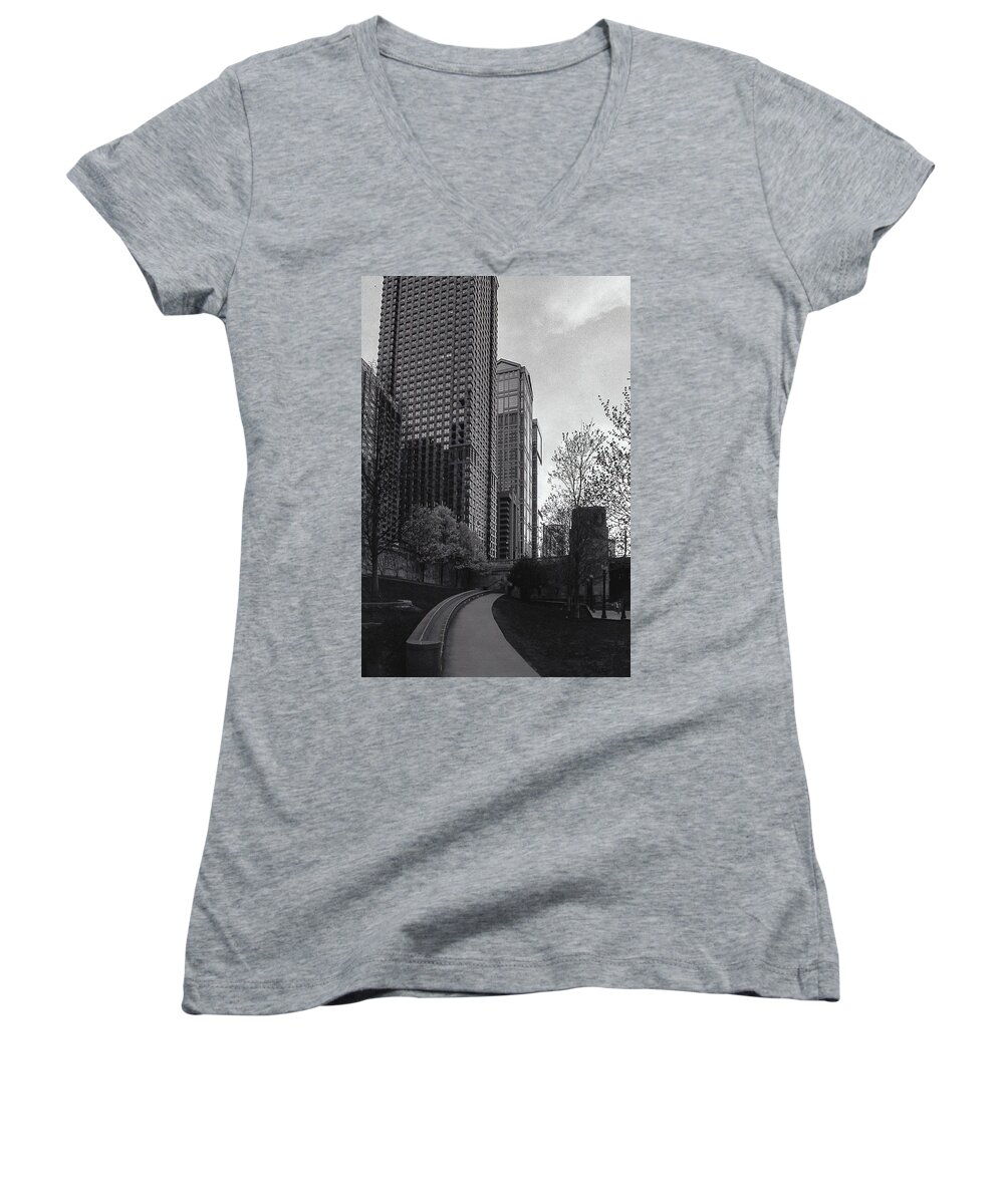 Chicago Women's V-Neck featuring the photograph Come on Up by Laura Hedien