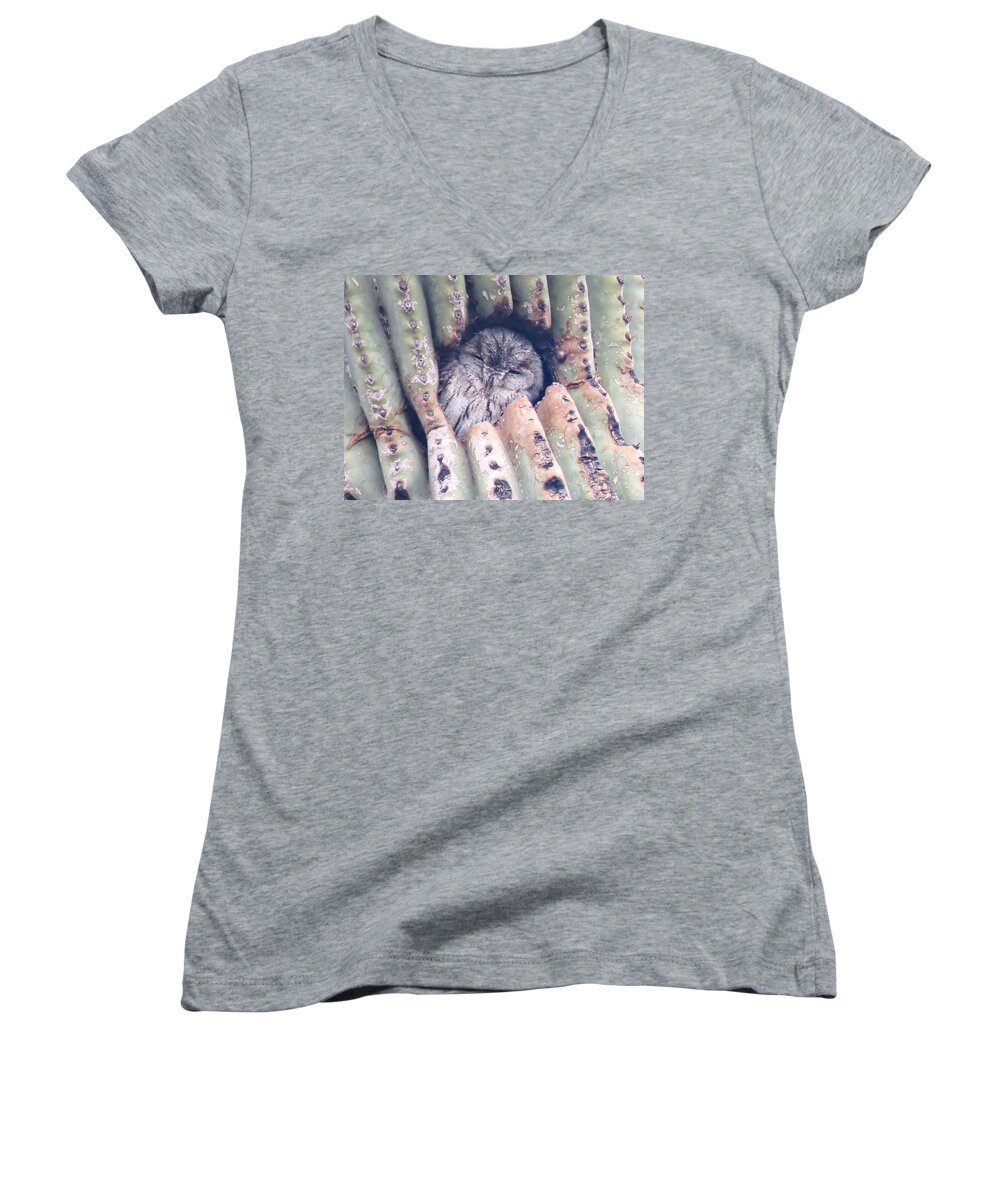 Animals Women's V-Neck featuring the photograph Sleepy Eye by Judy Kennedy