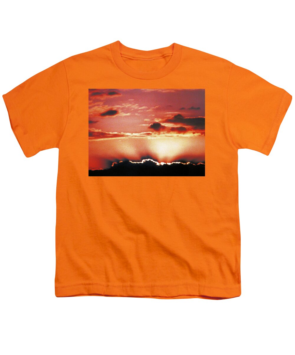 Wow Look At The Light And Rays Beaming From The Darkness Youth T-Shirt featuring the photograph Pink Stormy Sky by Belinda Lee