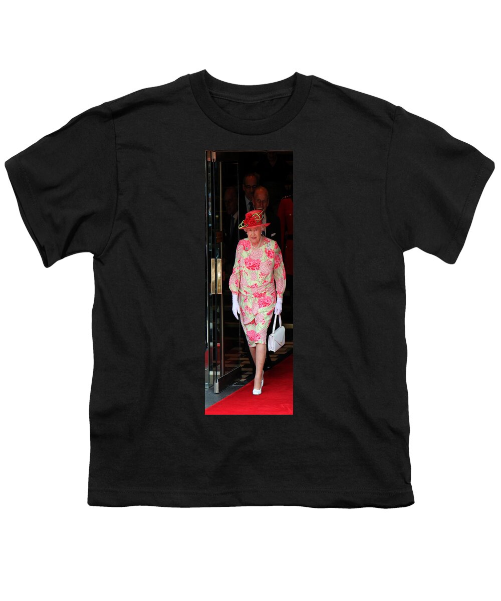 United Kingdom Youth T-Shirt featuring the photograph Queen Elizabeth 2 by Andrew Fare