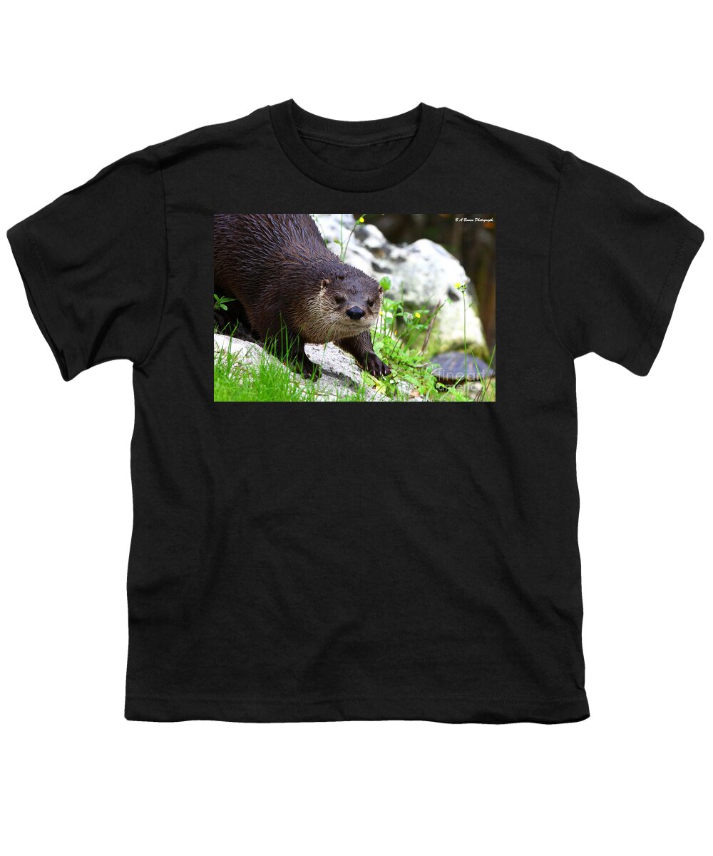 Otter Youth T-Shirt featuring the photograph Peering Otter by Barbara Bowen