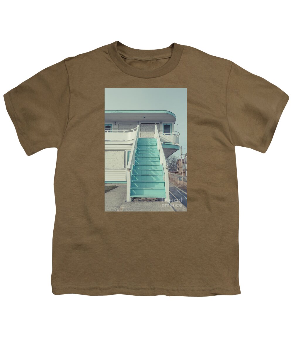 York Youth T-Shirt featuring the photograph Abandoned Motel by Edward Fielding