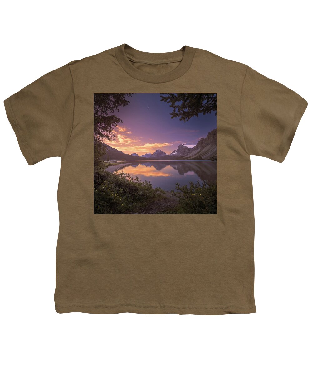 America Youth T-Shirt featuring the photograph Bow Lake at dawn by William Lee