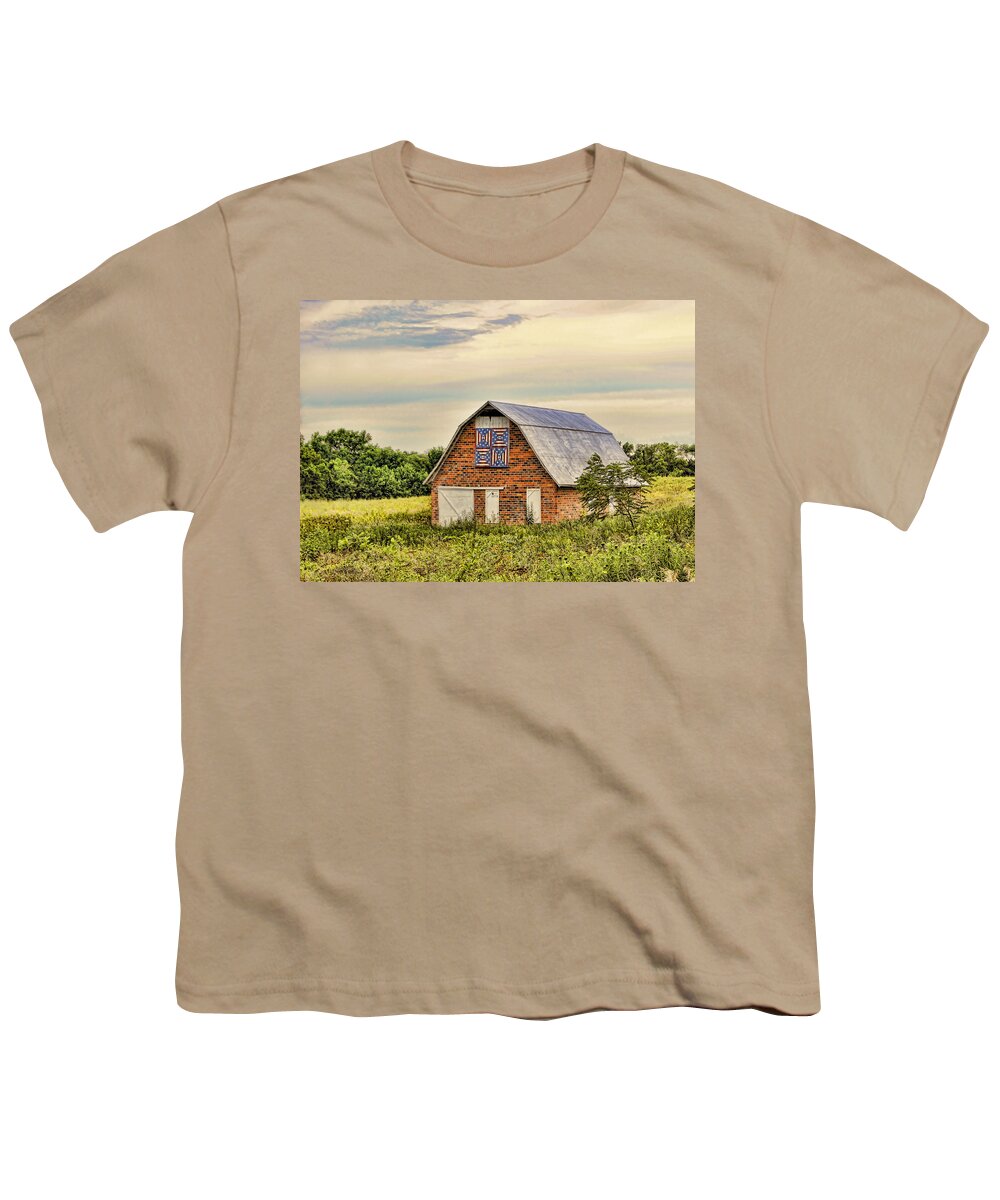 Quilt Youth T-Shirt featuring the photograph Electric Fan Quilt Barn by Cricket Hackmann