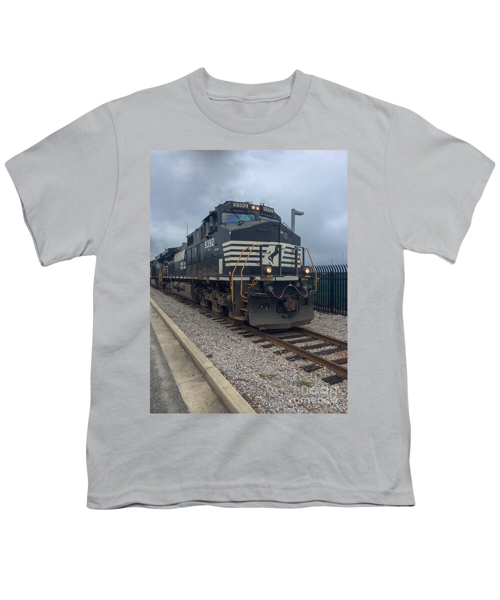 Norfolk Southern Youth T-Shirt featuring the photograph Norfolk Southern 9392 by Dale Powell