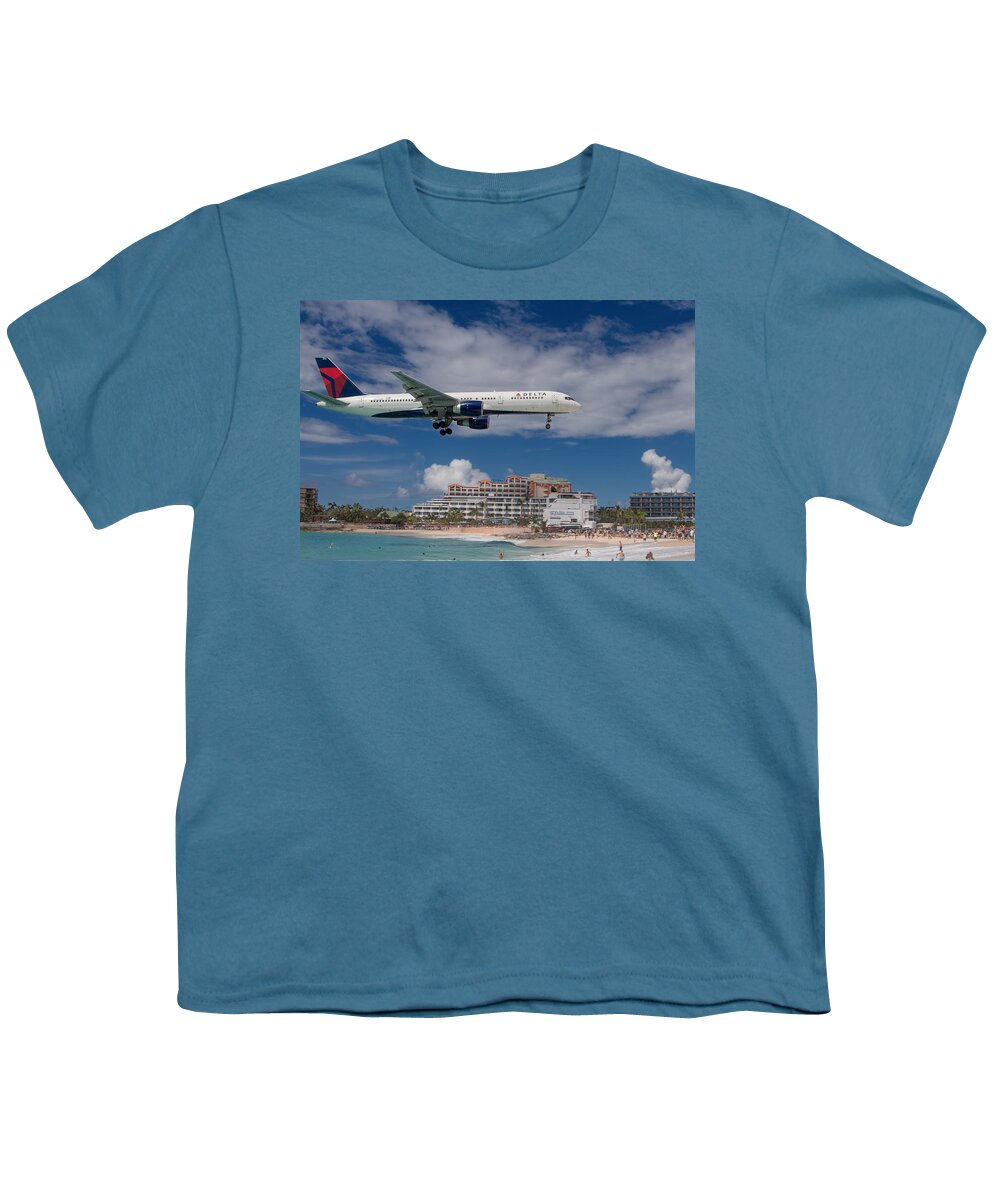 Delta Youth T-Shirt featuring the photograph Delta Air LInes landing at St. Maarten by David Gleeson