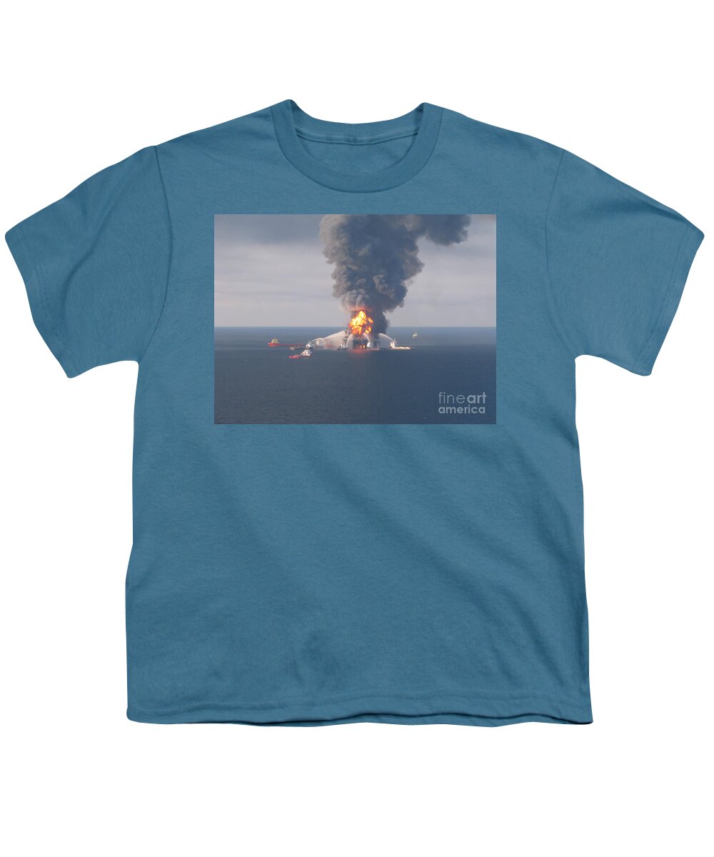 Oil Spill Youth T-Shirt featuring the photograph Deepwater Horizon Fire, April 21, 2010 by Science Source