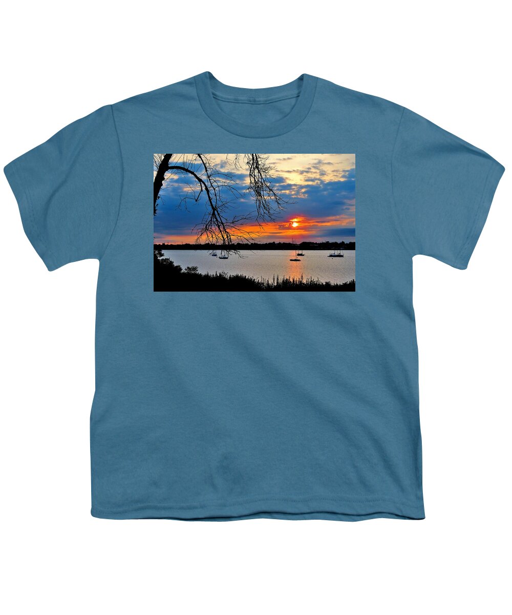 Sunset Youth T-Shirt featuring the photograph Sundown Over Philadelphia by Linda Stern