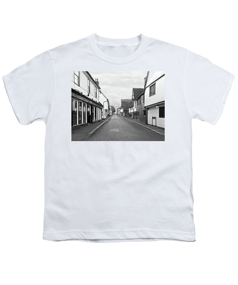 Black And White Landscape Youth T-Shirt featuring the photograph Market House Bell Street Sawbdridgeworth by Gill Billington
