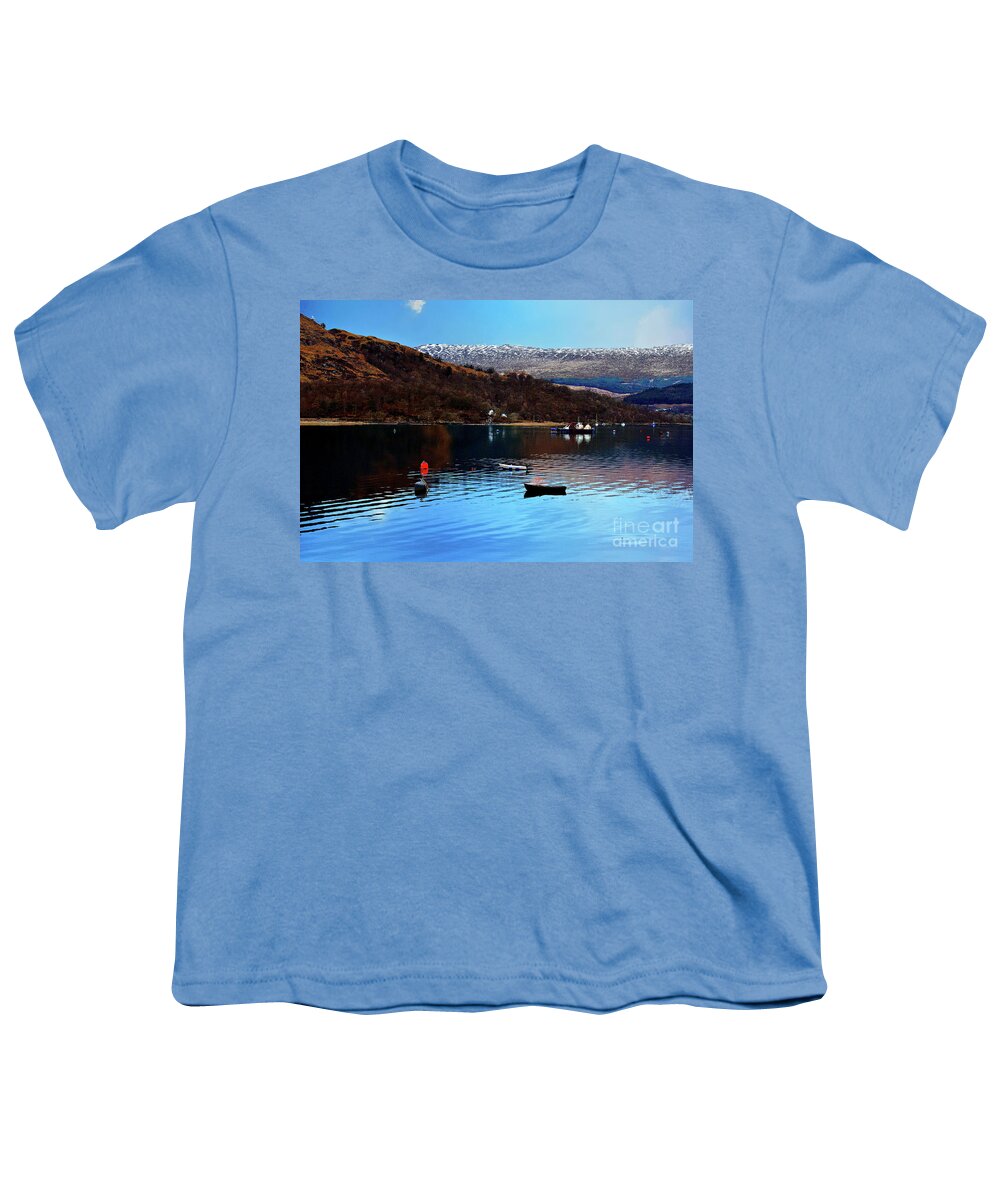 Scotland Youth T-Shirt featuring the photograph Fort William and the Nevis Range by Richard Denyer