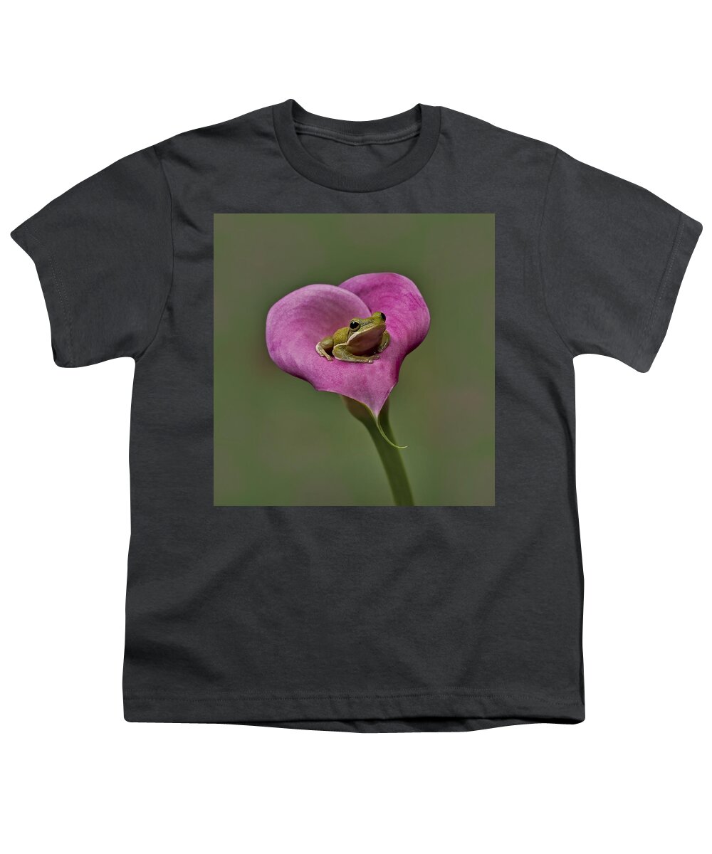 Calla Youth T-Shirt featuring the photograph Kermit Hangs Out by Susan Candelario