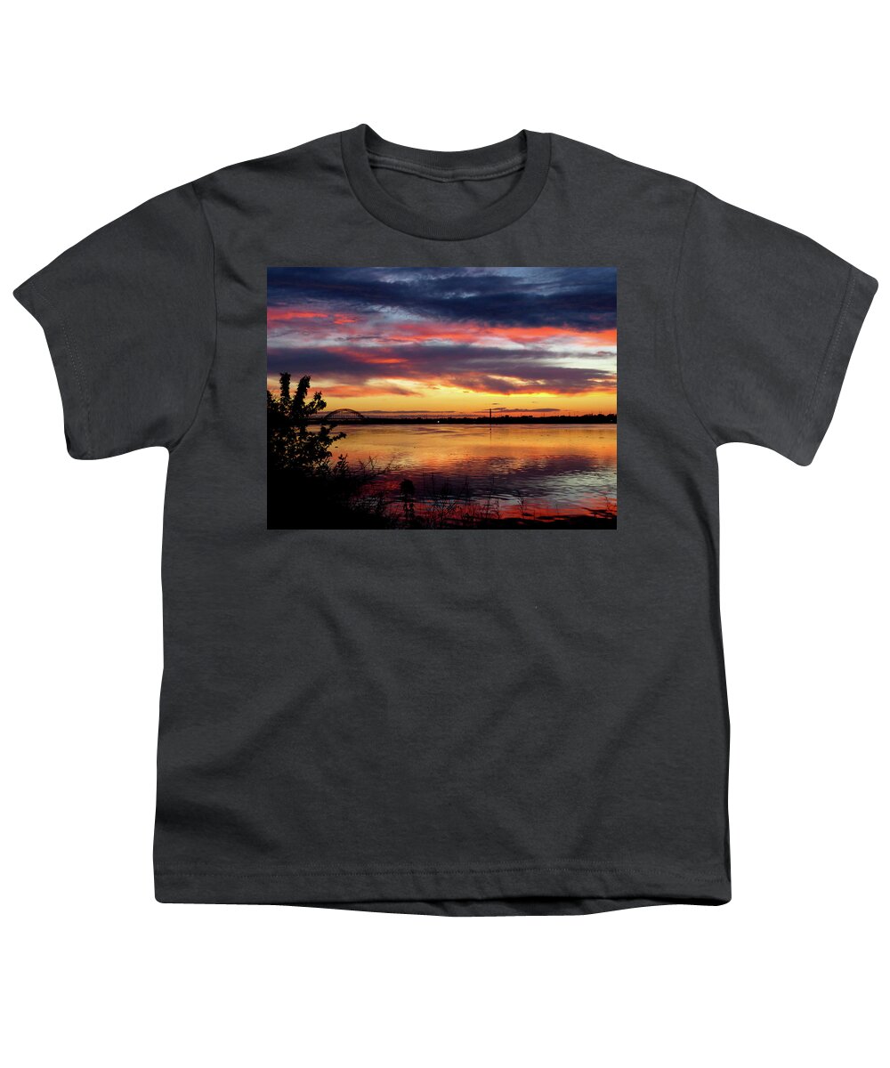 Sunsets Youth T-Shirt featuring the photograph Sunset on the Delaware No. Four by Linda Stern