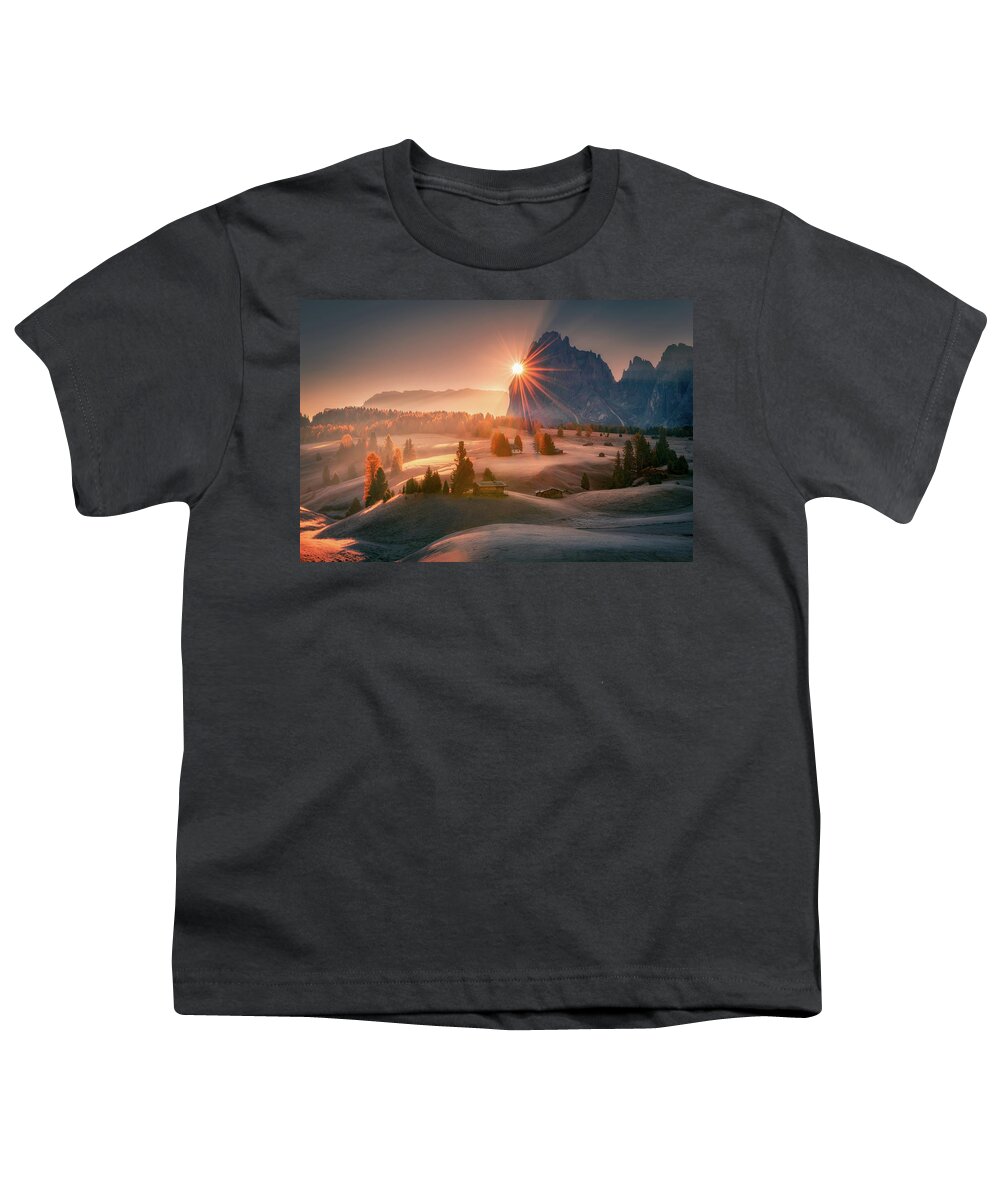 Sunrise Youth T-Shirt featuring the photograph A Morning at highland by Henry w Liu