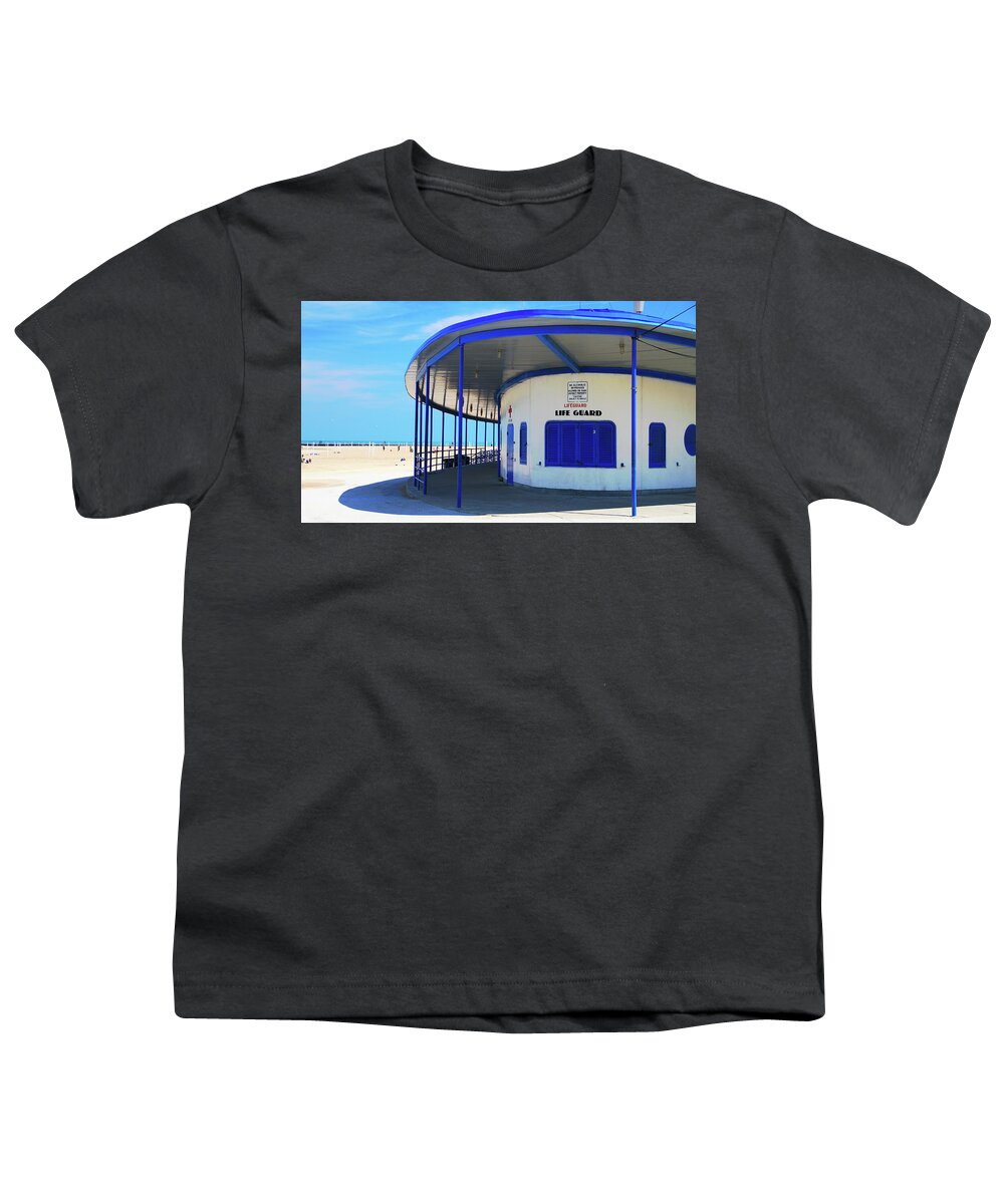 Architecture Youth T-Shirt featuring the photograph Castaways North Avenue Beach House by Patrick Malon