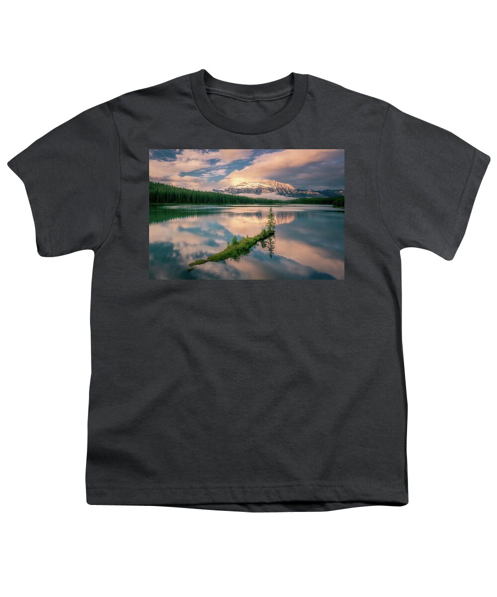 Sunrise Youth T-Shirt featuring the photograph Sunrise at Two Jack Lake by Henry w Liu