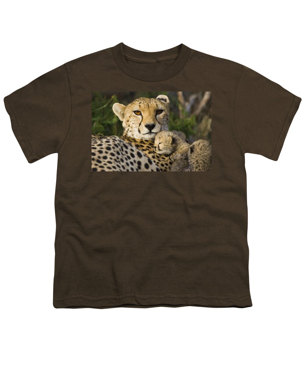 00761512 Youth T-Shirt featuring the photograph Cheetah Mother And Cub #1 by Suzi Eszterhas