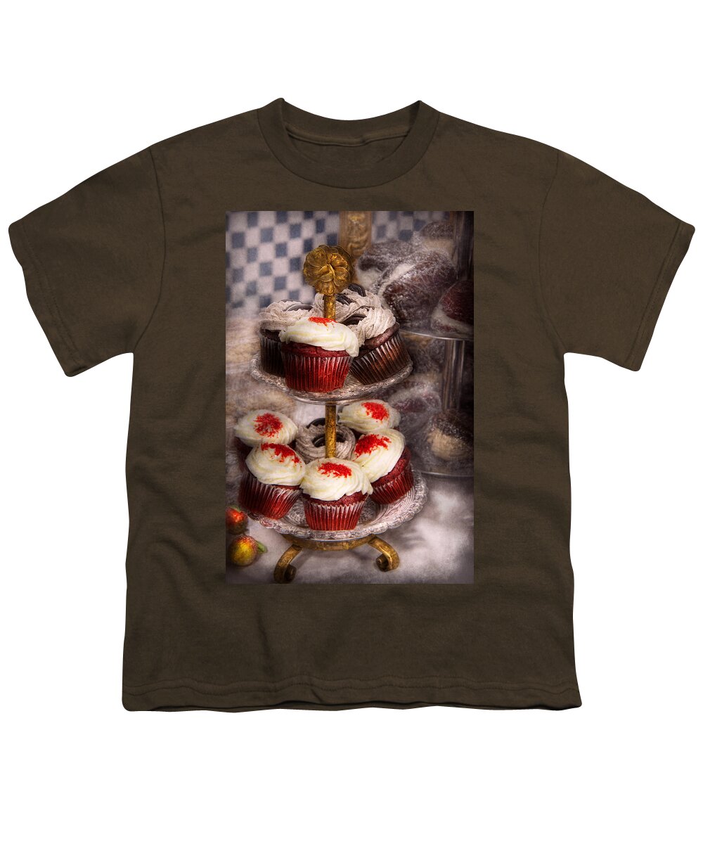 Red Youth T-Shirt featuring the photograph Sweet - Cupcake - How much is that cake in the window by Mike Savad