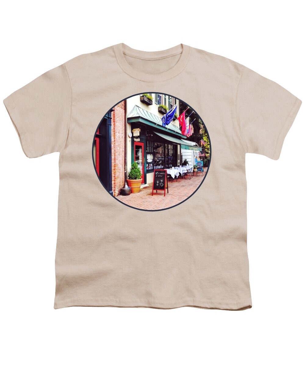 State Circle Youth T-Shirt featuring the photograph Annapolis MD - Restaurant on State Circle by Susan Savad