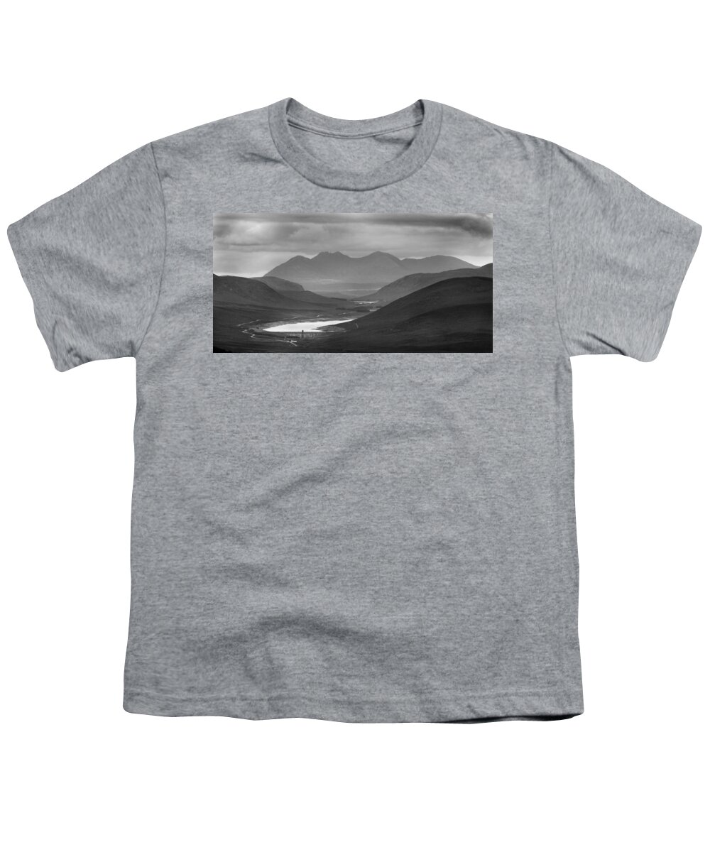 Loch Glascarnoch Youth T-Shirt featuring the photograph Loch Glascarnoch And An Teallach by Joe Macrae