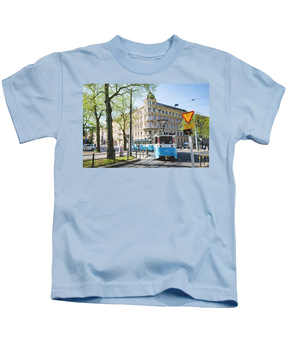 Støjende Kan ikke abstraktion Buildings behind a Tram in the City of Goteborg, Sweden Kids T-Shirt by B  Hui - Pixels