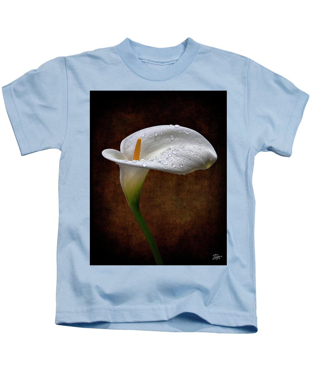 Calla Lily Kids T-Shirt featuring the photograph Rainwater On A Calla Lily by Endre Balogh