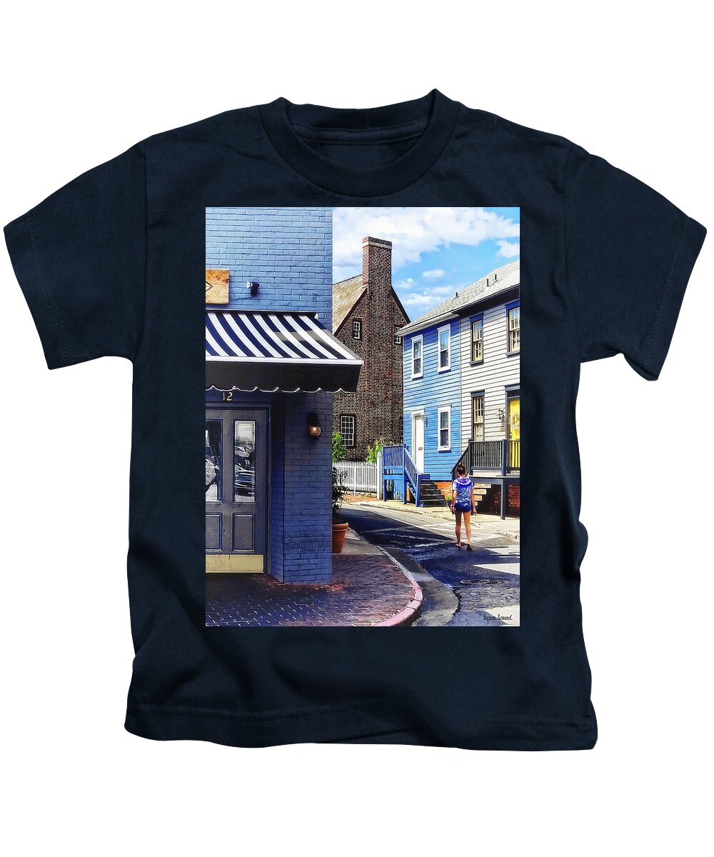 Annapolis Kids T-Shirt featuring the photograph Annapolis MD - Strolling Along Pinkney Street by Susan Savad