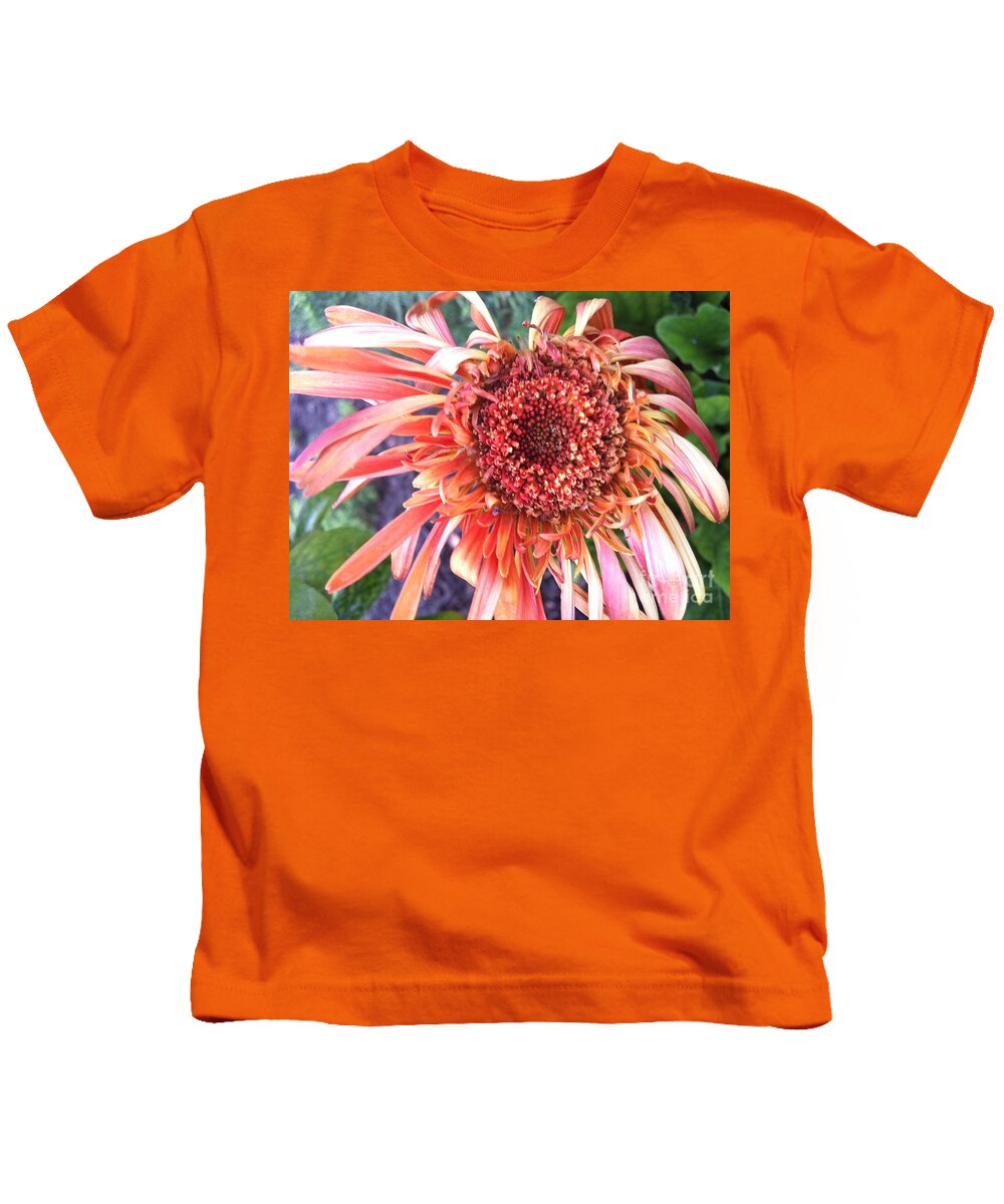 Red Flower Kids T-Shirt featuring the photograph Daisy in the Wind by Vonda Lawson-Rosa