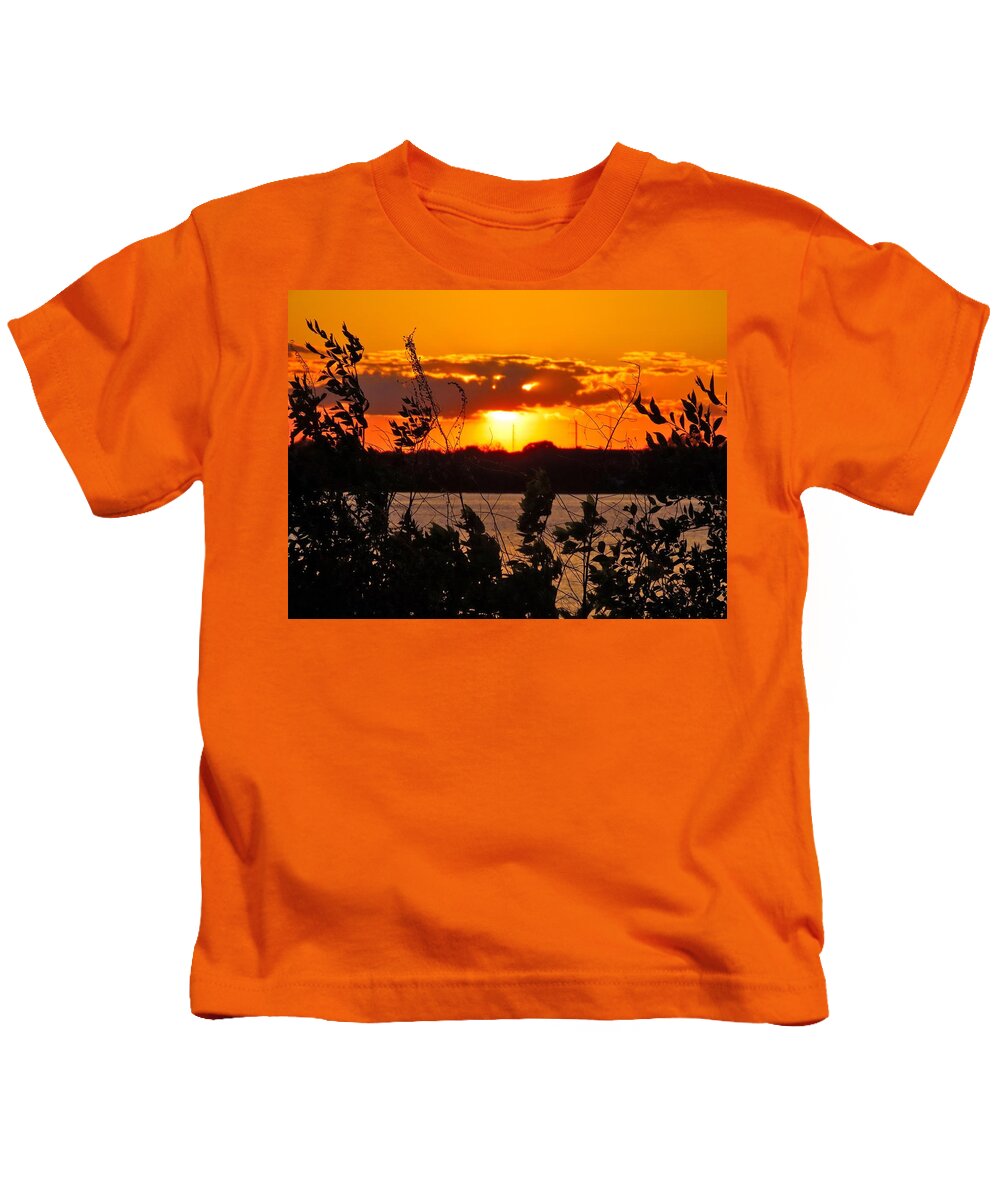 Sunset Kids T-Shirt featuring the photograph End of Day by Linda Stern