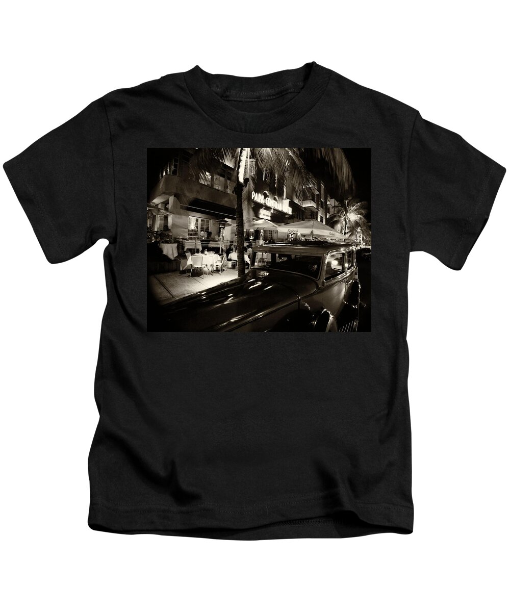 Park-central-hotel Kids T-Shirt featuring the photograph Park Central Hotel by Gary Dean Mercer Clark