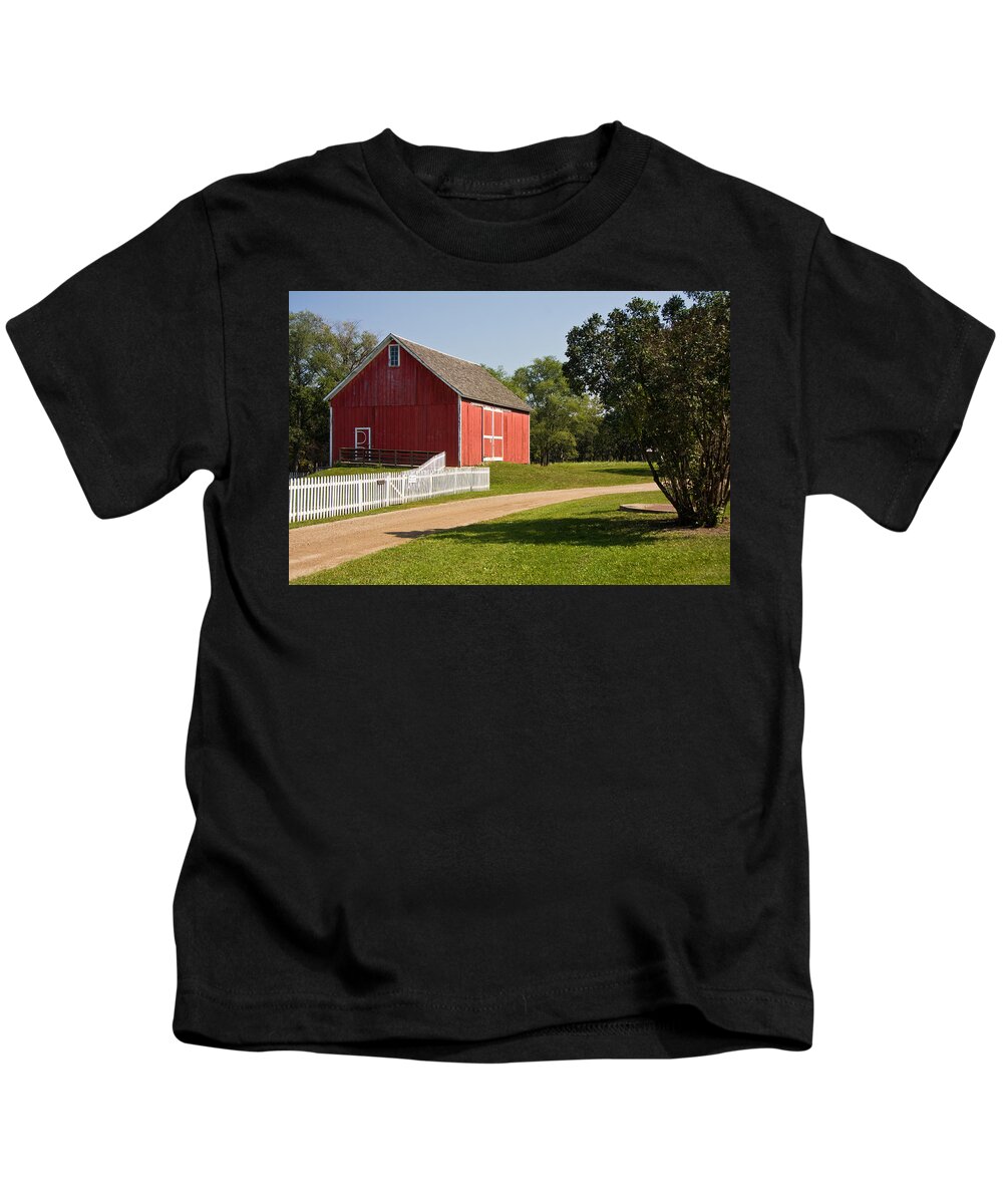 Barn Kids T-Shirt featuring the photograph The Red Barn by Sue Leonard