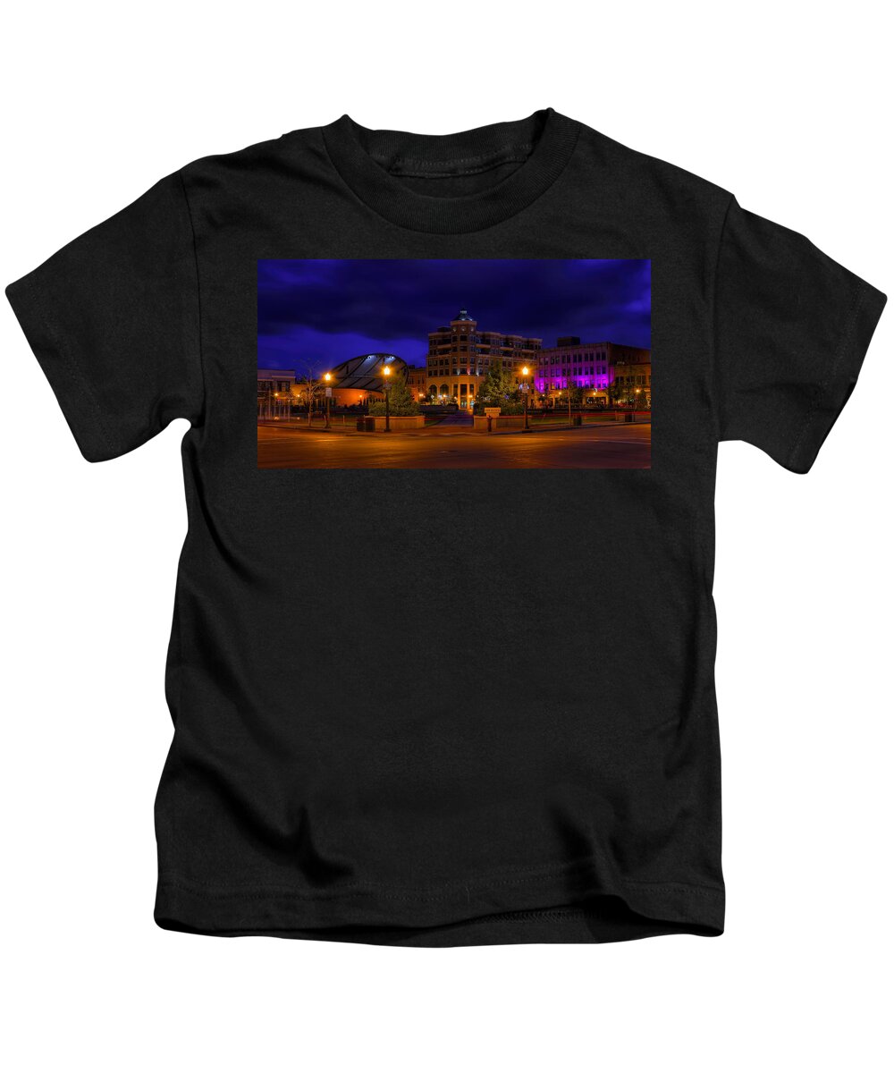 Wausau Kids T-Shirt featuring the photograph Wausau's 400 Block After Dark by Dale Kauzlaric