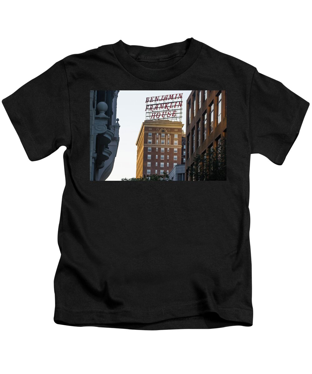 Benjamin Kids T-Shirt featuring the photograph Benjamin Franklin House - Philadelphia by Bill Cannon
