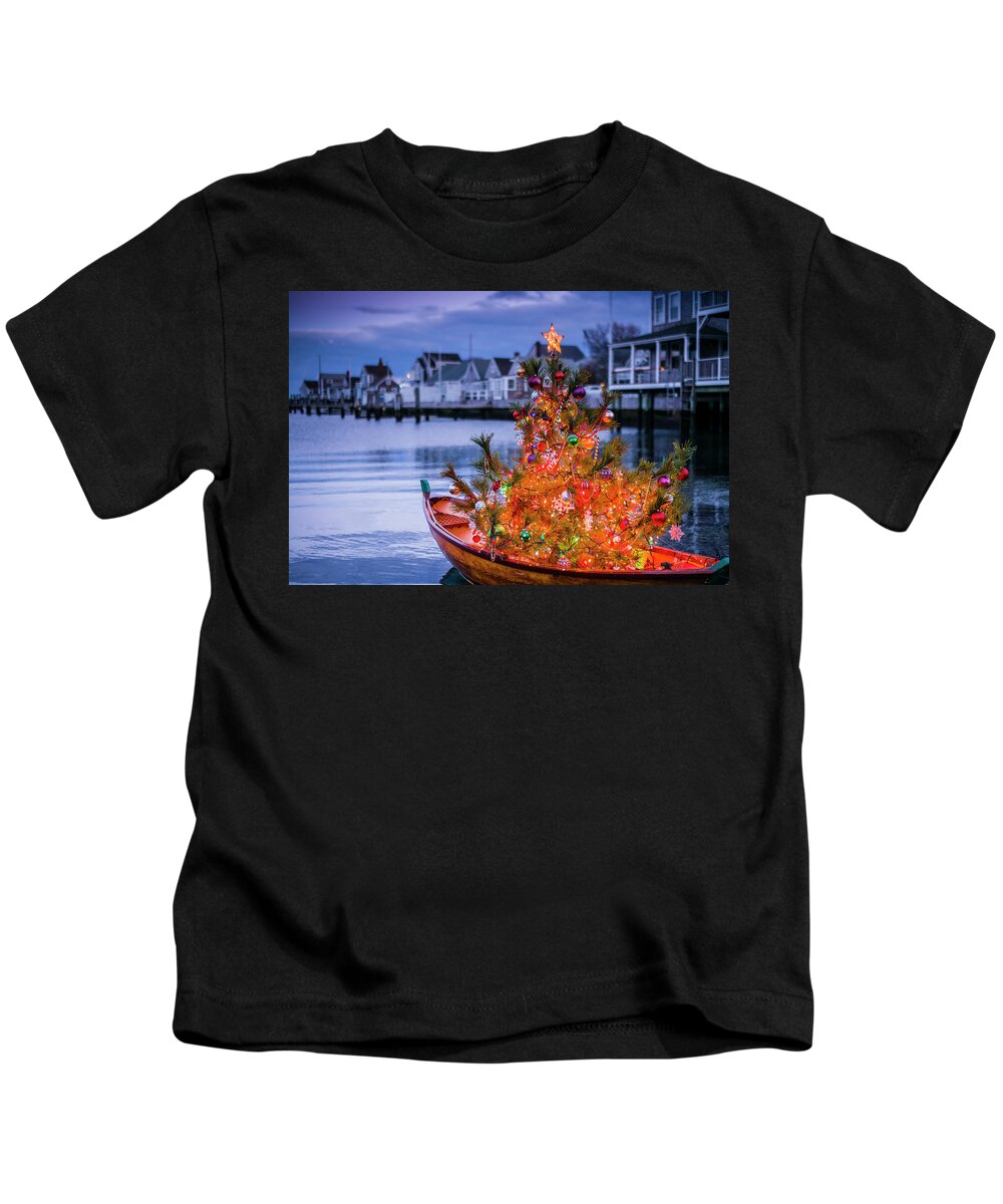 Atlantic Us Christmas Eastern Us Ma Massachusetts Nantucket Nantucket Town New England North America Rf Usa United States Boat Decoration Dory Northeast Northeastern Tree World Locations Kids T-Shirt featuring the photograph USA, New England, Massachusetts, Nantucket Island, Nantucket Town, small dory with Christmas tree by Panoramic Images